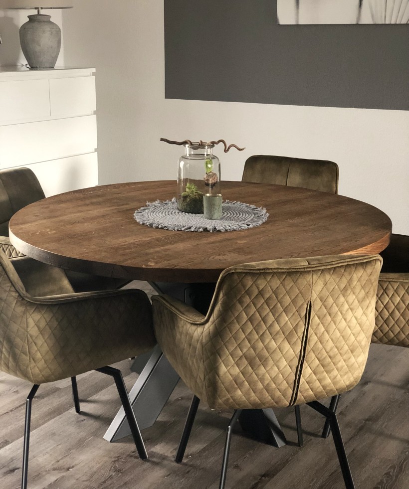 Runder Eiche Esstisch mit schwarzem Gestell und vier gepolsterten Stühlen in elegantem Esszimmer