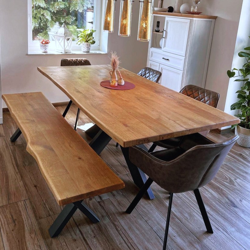 Massiver Eiche Tisch mit Baumkante, Bank und Stühlen in einem hellen Esszimmer mit Holzboden