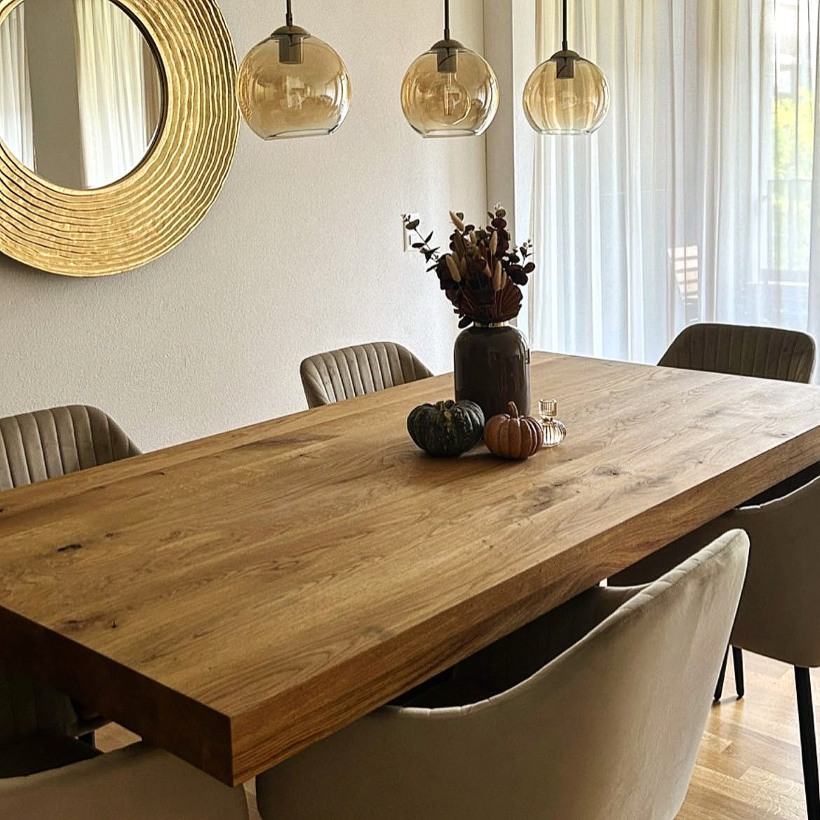 Rustikaler Eiche Tisch mit natürlicher Oberfläche, dekoriert mit Trockenblumen im modernen Esszimmer