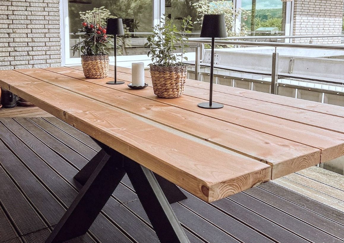 Moderner Gartentisch aus massiven Douglasie-Brettern auf schwarzem Stahlgestell