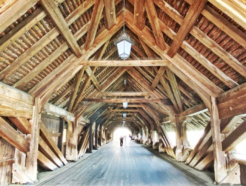 Historische Holzkonstruktion mit sichtbaren Altholzbalken – typische Herkunft von Altholz Eiche