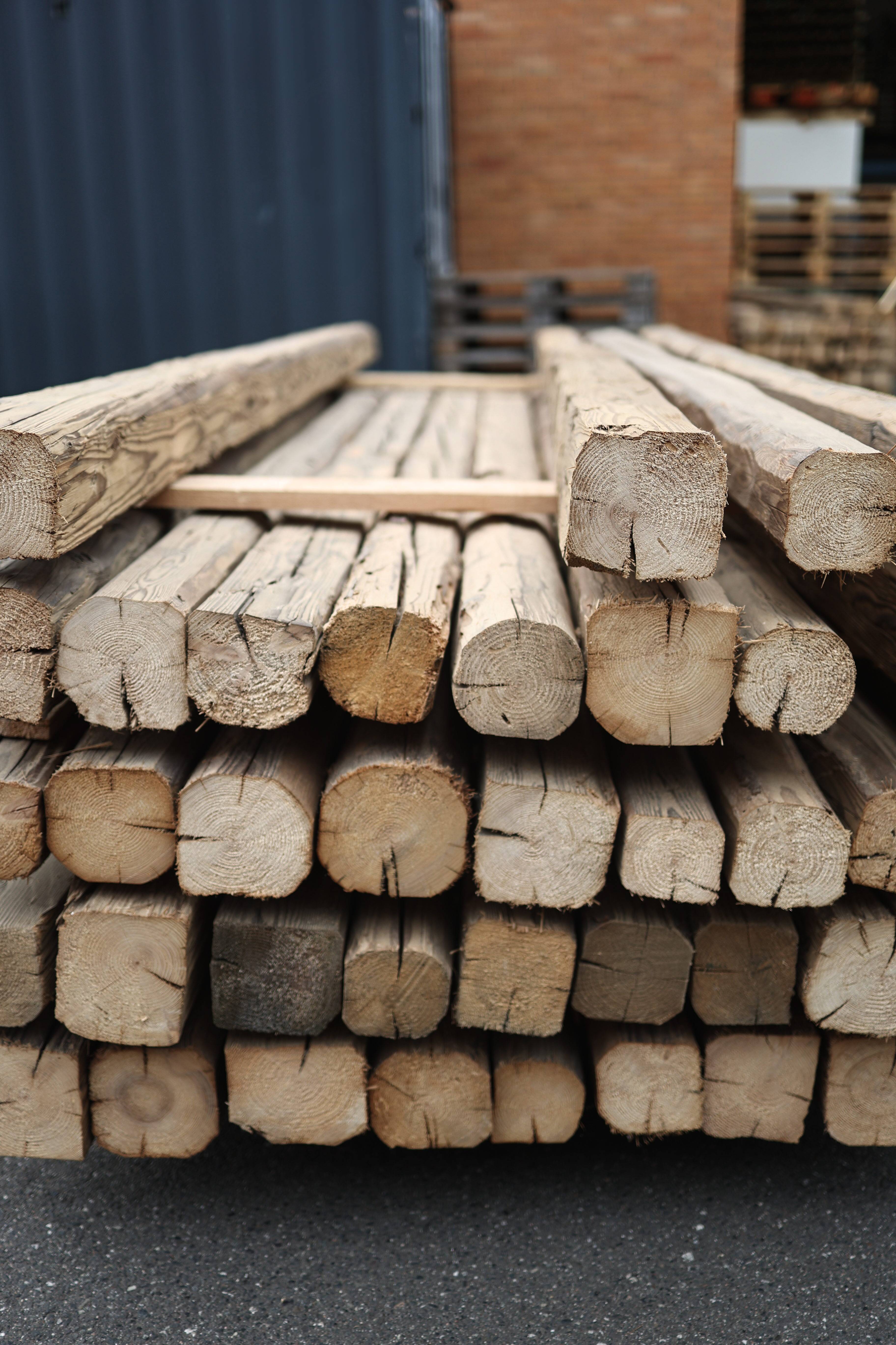 Altholzbalken aus Fichte/Tanne gestapelt – helle, rustikale Optik für DIY-Projekte