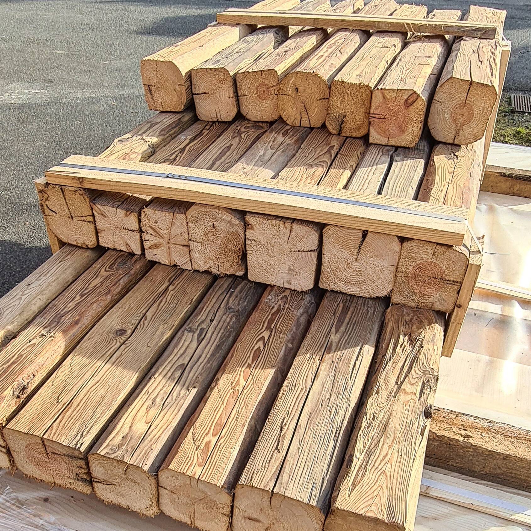 Mehrere Altholzbalken aus Fichte auf Palette – vorbereitet für kreative DIY-Anwendungen