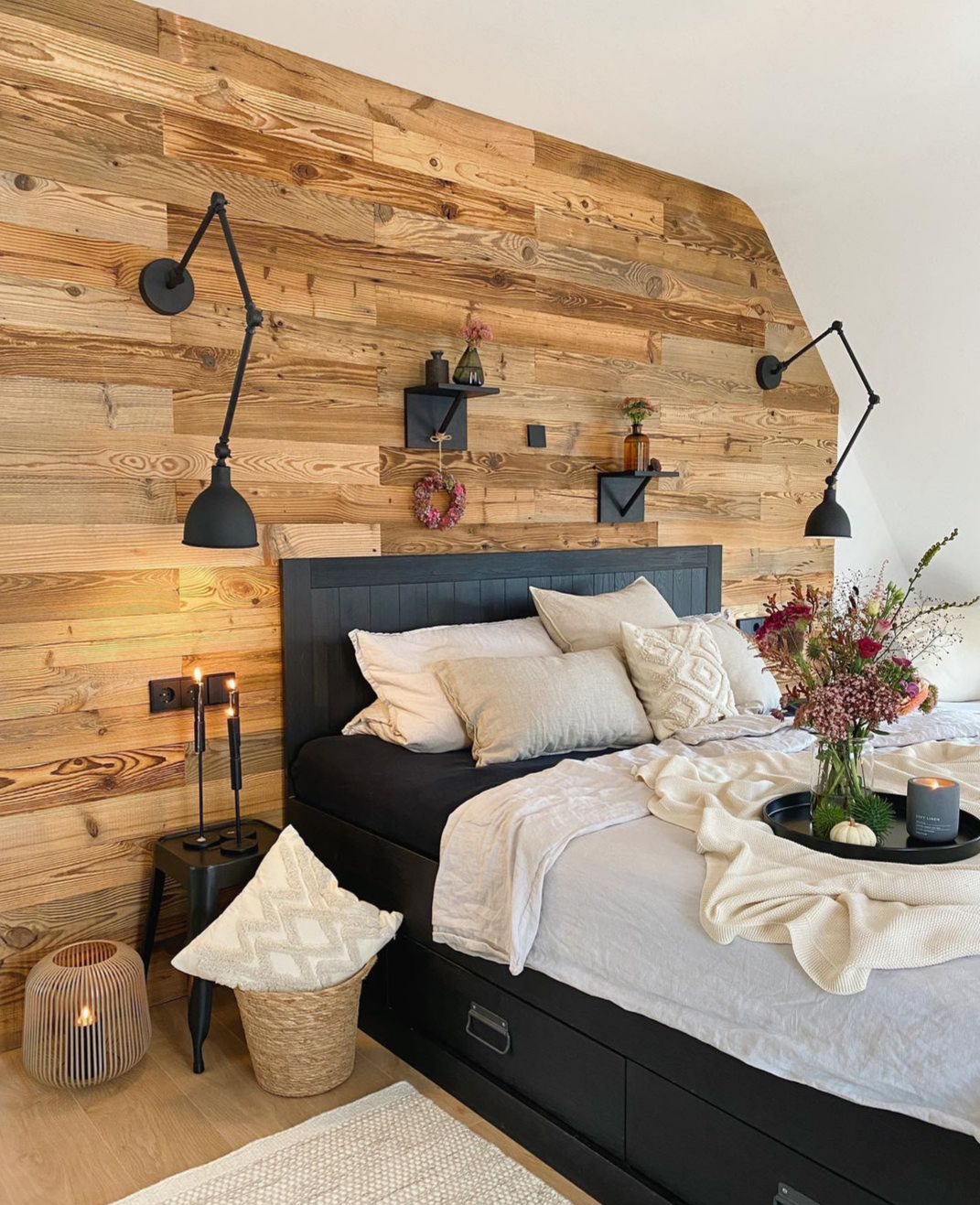 Wandverkleidung aus Altholz Fichte/Tanne in Alpine Brown – rustikale Schlafzimmergestaltung