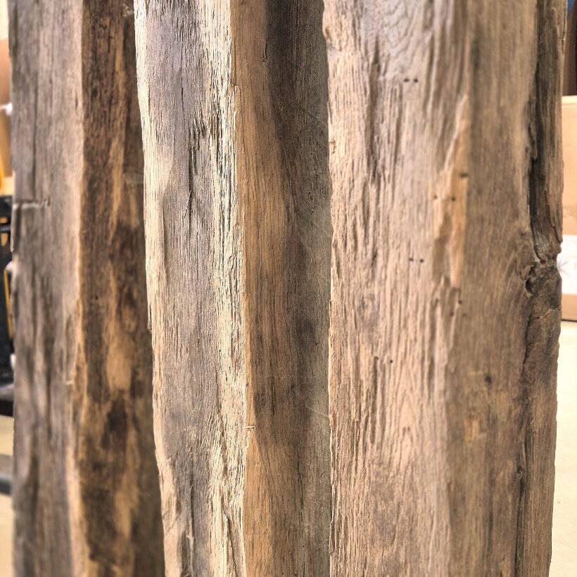 Detailaufnahme von Altholzbalken aus Eiche mit gealterter Struktur und einzigartiger Holzoberfläche