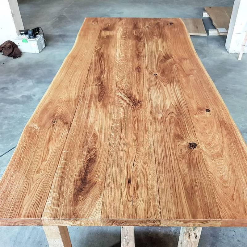 4260747166667 - Massivholztisch Kiel | 240 cm - 300 cm | 45 mm vollmassiv Tischplatte aus Eiche | Baumkante | Oberfläche gebürstet | Mit Fase | Fertig geölt