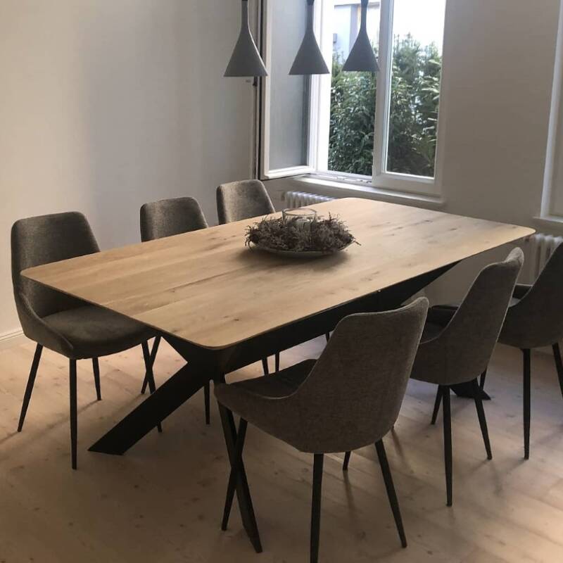 Tischplatte Chalet A | 30 mm massiv | Schweizer Kante | Ecken gerundet | Oberfläche geschliffen | Durchgehende Lamellen | Trondheim